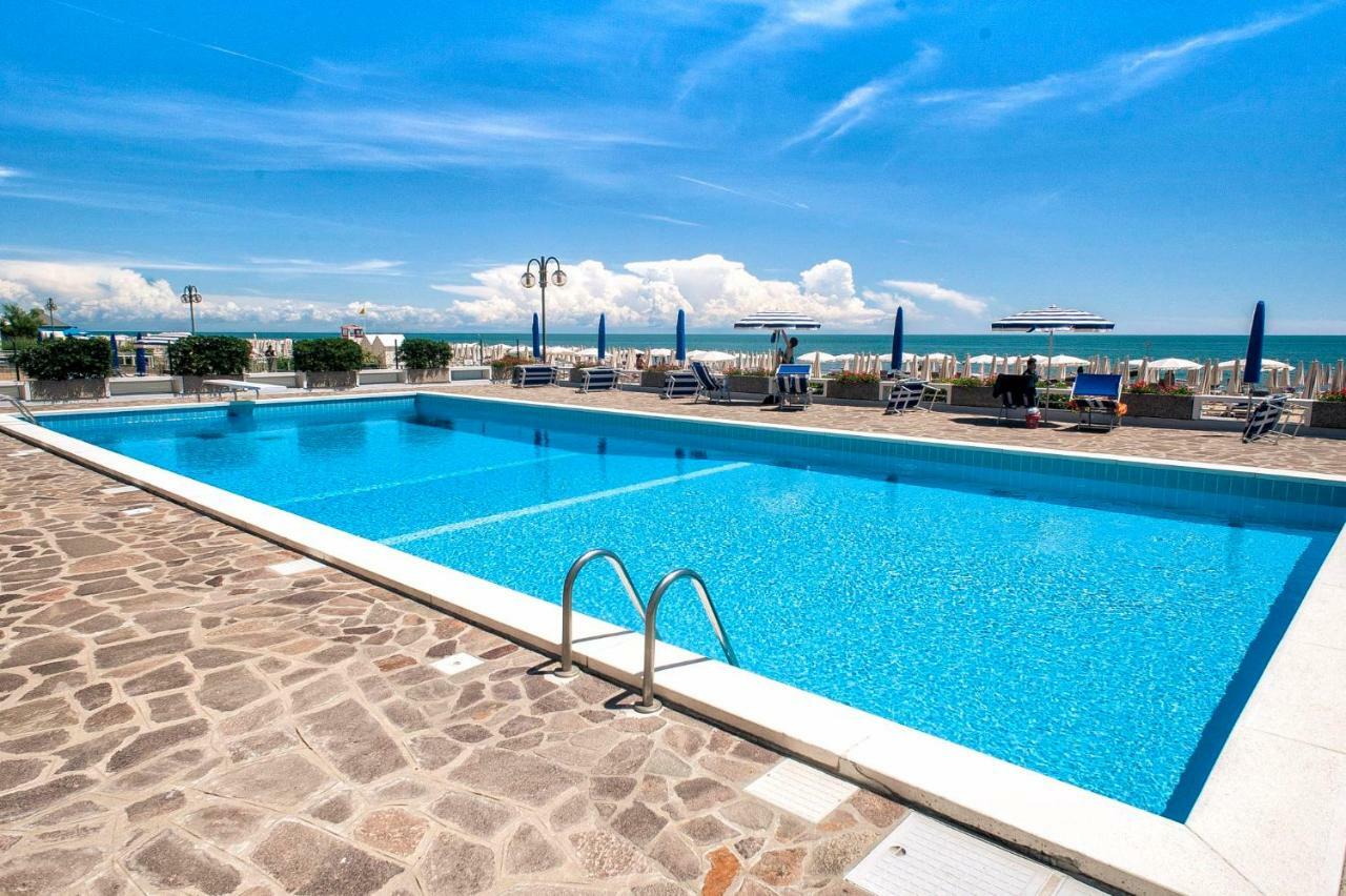Sea View Apartment With Swimming Pool Lido di Jesolo Exterior photo