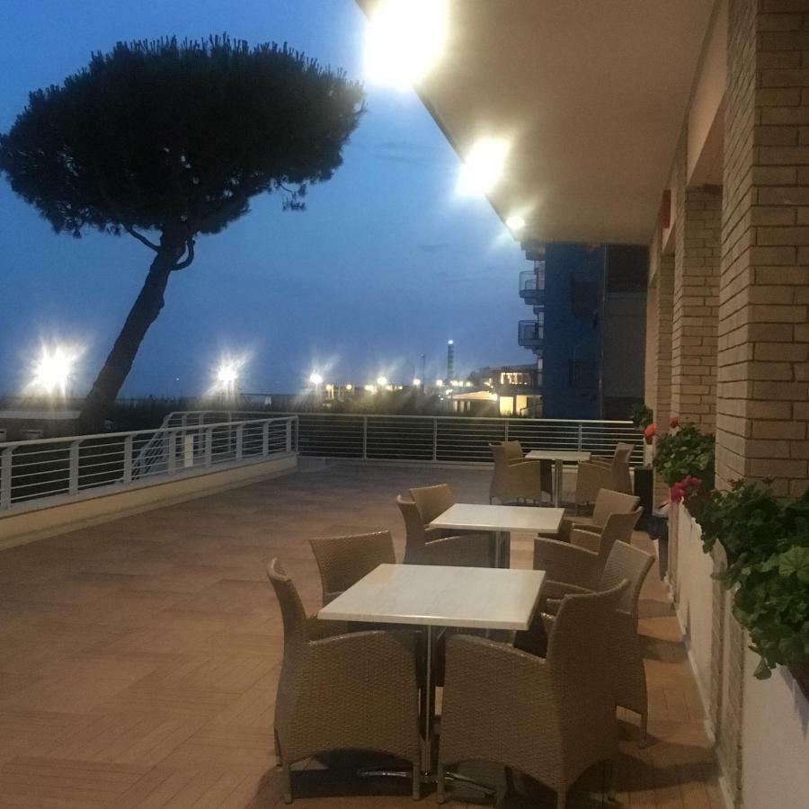 Sea View Apartment With Swimming Pool Lido di Jesolo Exterior photo
