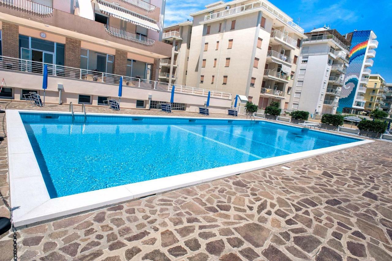 Sea View Apartment With Swimming Pool Lido di Jesolo Exterior photo