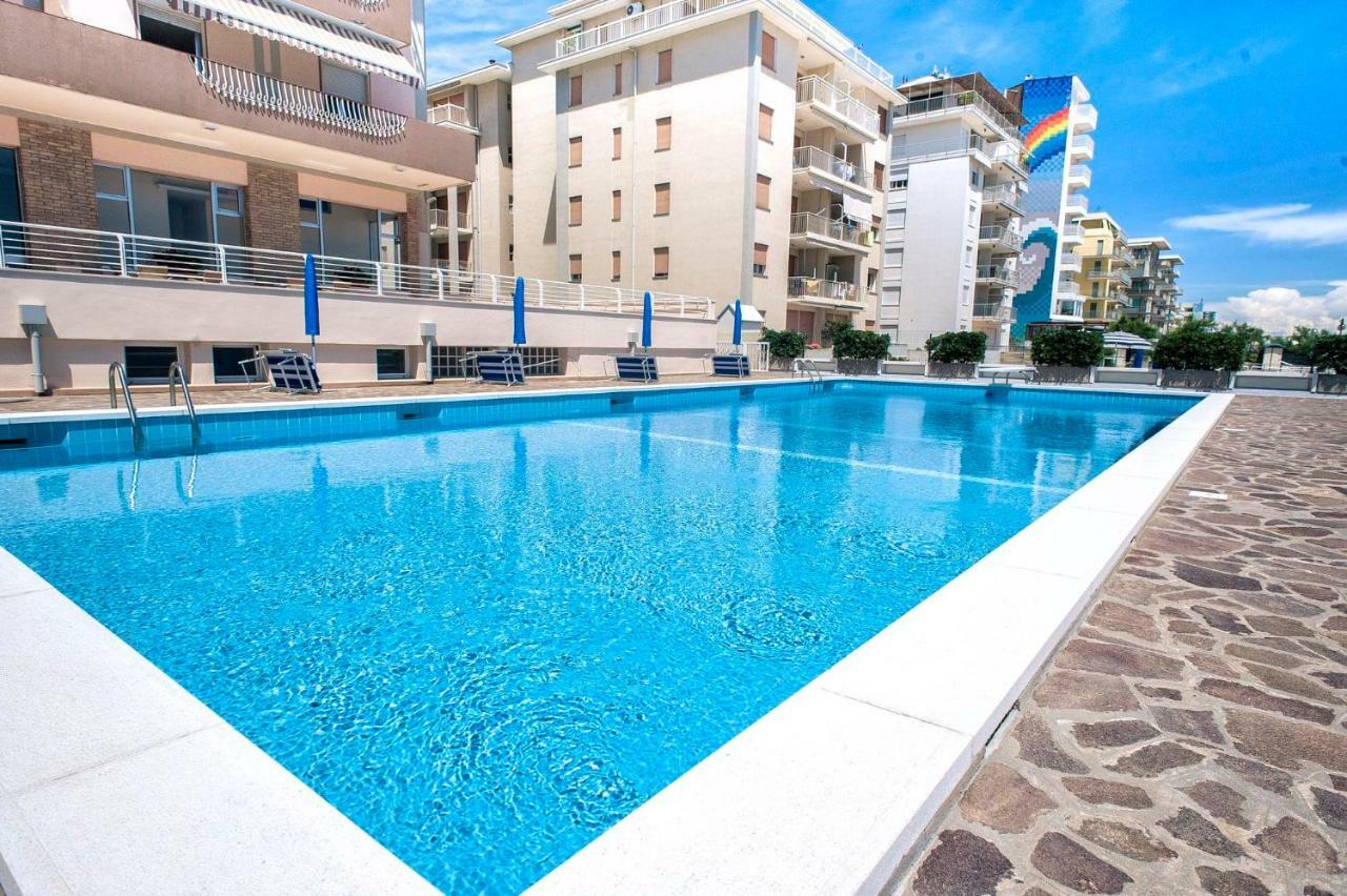 Sea View Apartment With Swimming Pool Lido di Jesolo Exterior photo