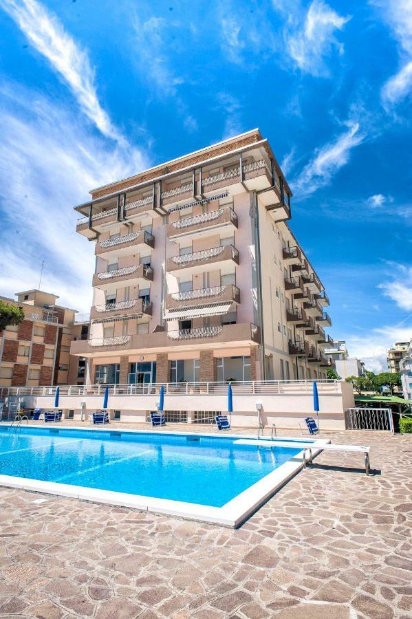 Sea View Apartment With Swimming Pool Lido di Jesolo Exterior photo